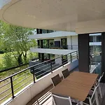 Modern Met Terras & Privegarage - 50m Apartment