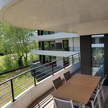 Modern Met Terras & Privegarage - 50m Apartment